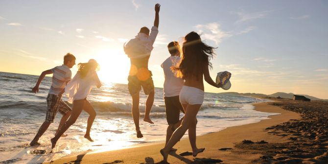 Gruppe Menschen am Strand.