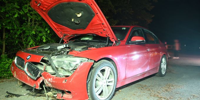 In Flums prallte eine Autofahrerin in eine Stützmauer. Kollision in Flums
