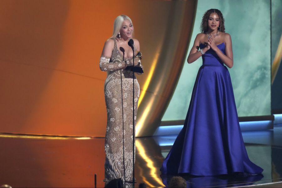 Die 13-Jährige ist auch dabei, als ihre Mutter im Februar 2025 den Grammy für das Album des Jahres erhält.
