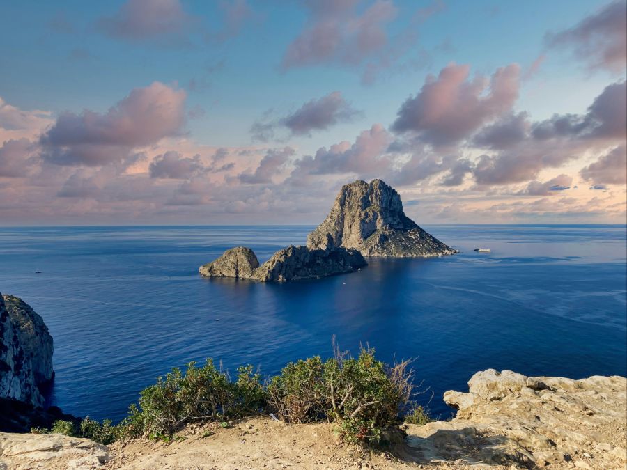 Diese Aussicht hat man von Es Vedrà auf Ibiza.
