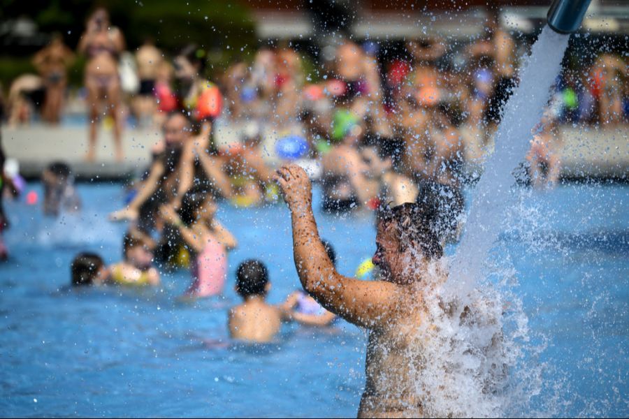 Aufgrund von zunehmenden Fehlverhalten durch französische Badegäste ist das Freibad vorübergehend jedoch nur noch für Schweizerinnen und Schweizer zugänglich. (Symbolbild)