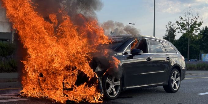 In Niederuzwil ist ein Auto in Brand geraten. Autobrand