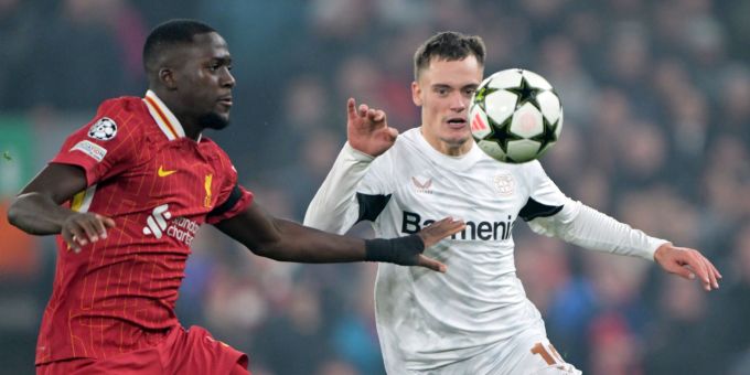 Künftige Teamkollegen? Florian Wirtz (r) im Zweikampf mit Liverpools Ibrahima Konaté. Florian Wirtz