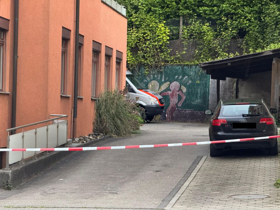 Die Polizei hat in Wolhusen LU mehrere Häuserblöcke abgesperrt.