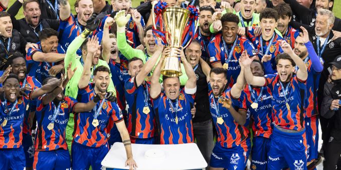 Xherdan Shaqiri und Taulant Xhaka stemmen den Meisterpokal in die Höhe. Xherdan Shaqiri FC Basel