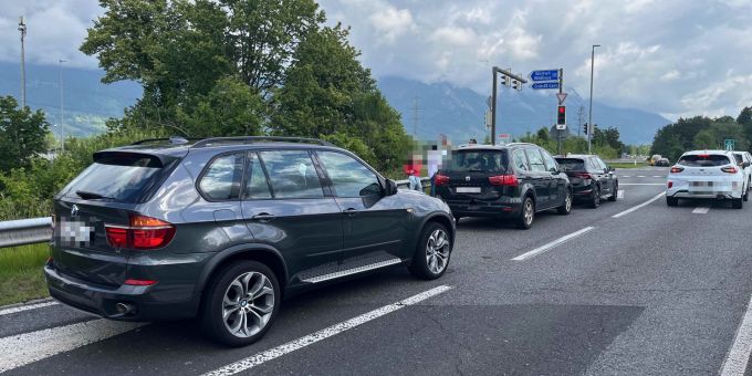 In Haag hat sich eine Auffahrkollision ereignet. Auffahrunfall in Haag