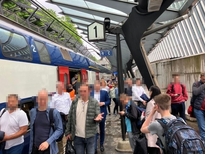 Moment der Erleichterung: Die Reisenden können nach über einer Stunde im Bahnhof Stadelhofen aussteigen. SBB