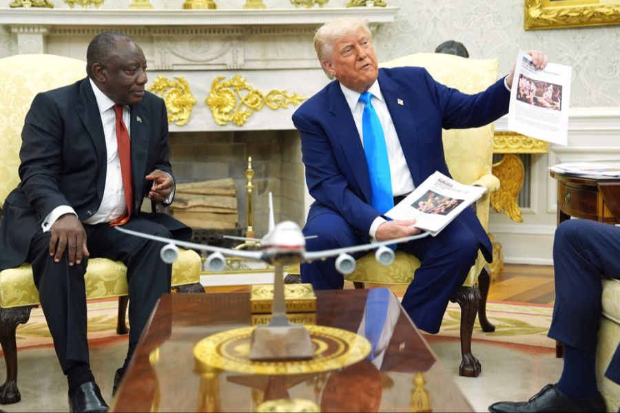 Donald Trump zeigt das Bild, das von einem Reuters-Video aus dem Kongo stammt.