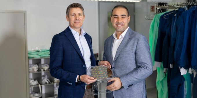 Alexandre Pauchard, CEO von CSEM (links), und Hamed Sattari, CEO von CCRAFT mit einem TFLN-Wafer in der Hand. Schweizer Technologie