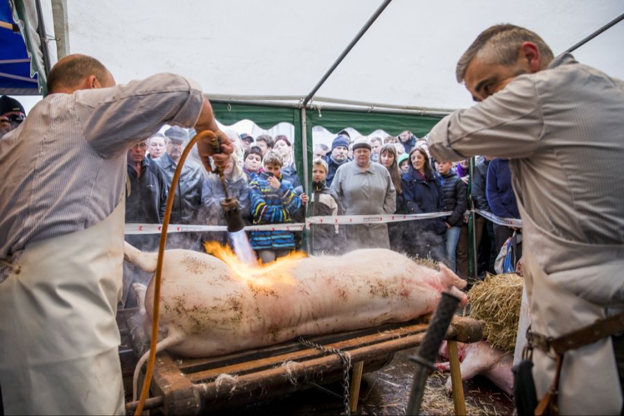Besucher verfolgen die Hausmetzgete in Sissach. (Archivbild)