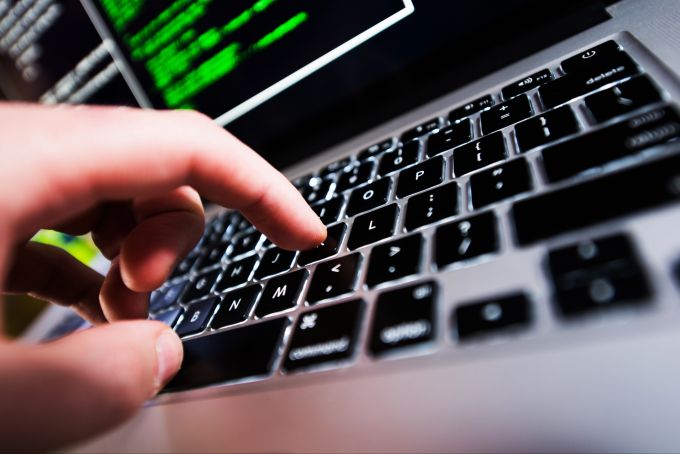 Zu den betroffenen Plattformen des Hackerangriffs zählen unter anderem Apple, Google und Facebook. (Symbolbild) Apple, Google