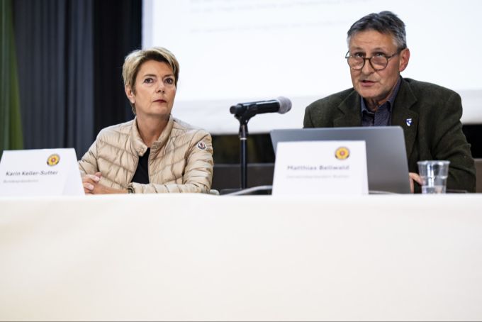 Karin Keller-Sutter und Gemeindepräsident von Blatten Matthias Bellwald an der Pressekonferenz. Blatten PK