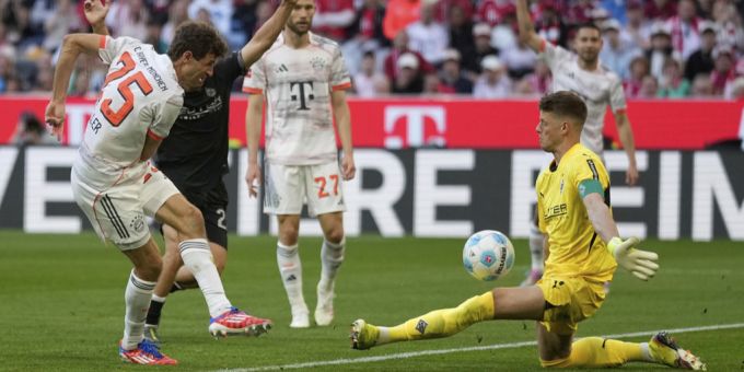 Thomas Müller scheitert an Jonas Omlin. bayern münchen
