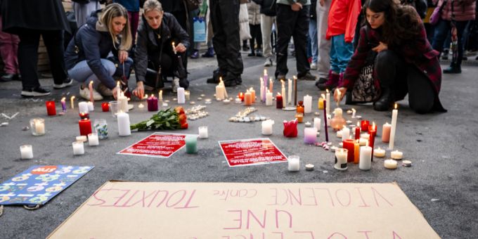 Menschen Gedenken den Opfern eines Femizids in Epagny FR im April 2025. Femizid Epagny FR