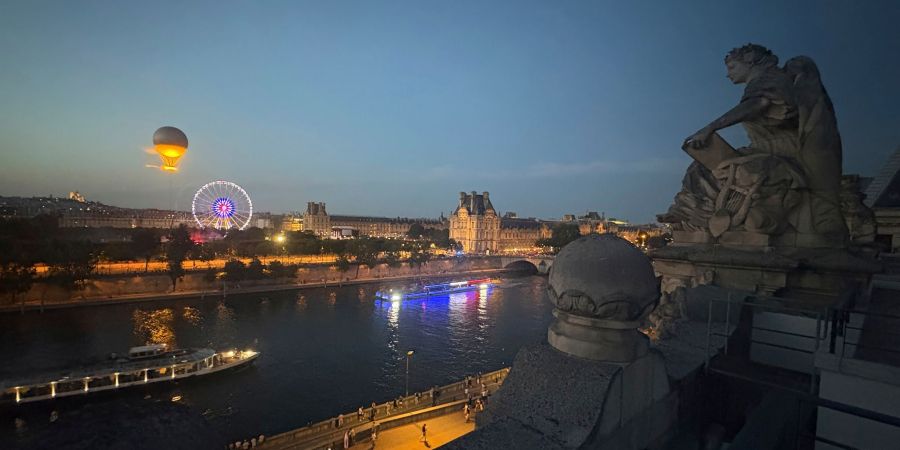 Das Aufsteigen des olympischen Ballons ist ein besonderes Spektakel am Abendhimmel von Paris.