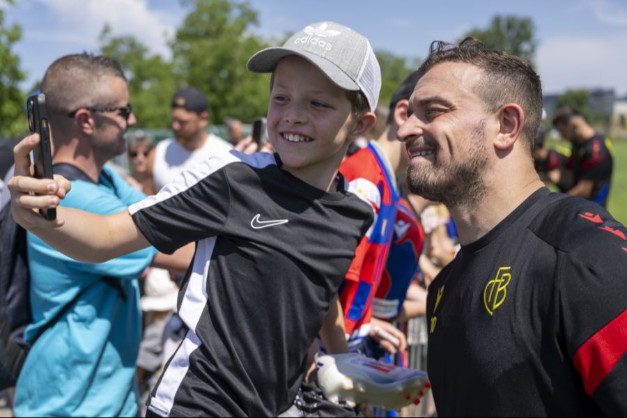 Captain Xherdan Shaqiri nimmt sich Zeit für Selfies.