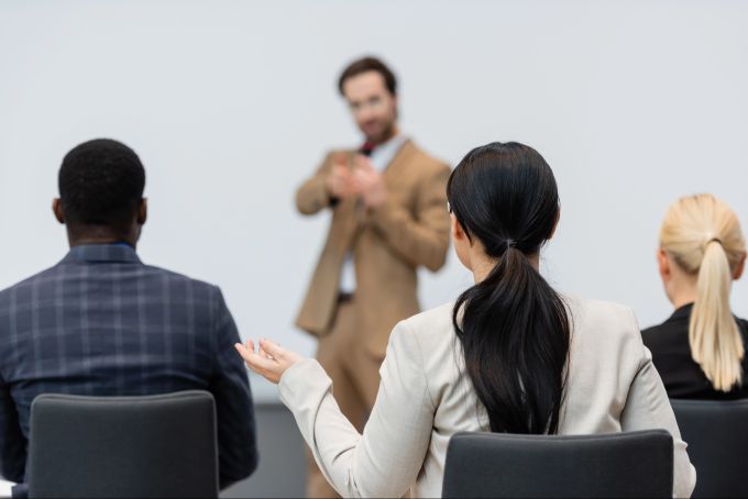 Immer mehr Menschen kommen in die Schweiz, um sich weiterzubilden. Weiterbildung