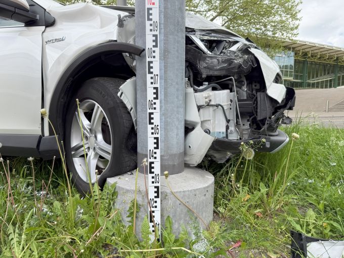 Der Lenker blieb unverletzt. Lenker