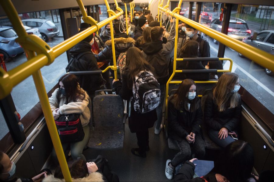 Der Bus war voll. Dem Chauffeur waren die Schülerinnen und Schüler offenbar zu laut. (Symbolbild)