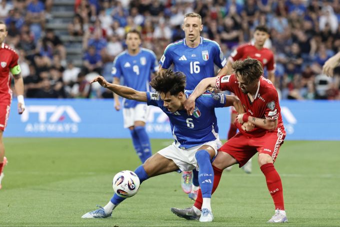 Italiens Samuele Ricci (l.) im Spiel gegen Moldawien. Italia