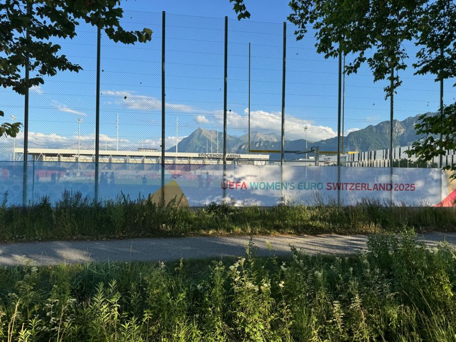 Dazu hängen an den Zäunen EM-Banner.