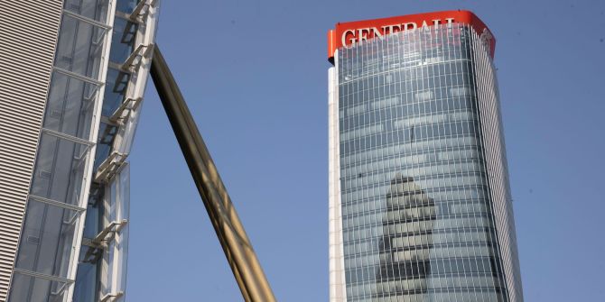 Werbeschild auf Hochhaus in Mailand umgestürzt