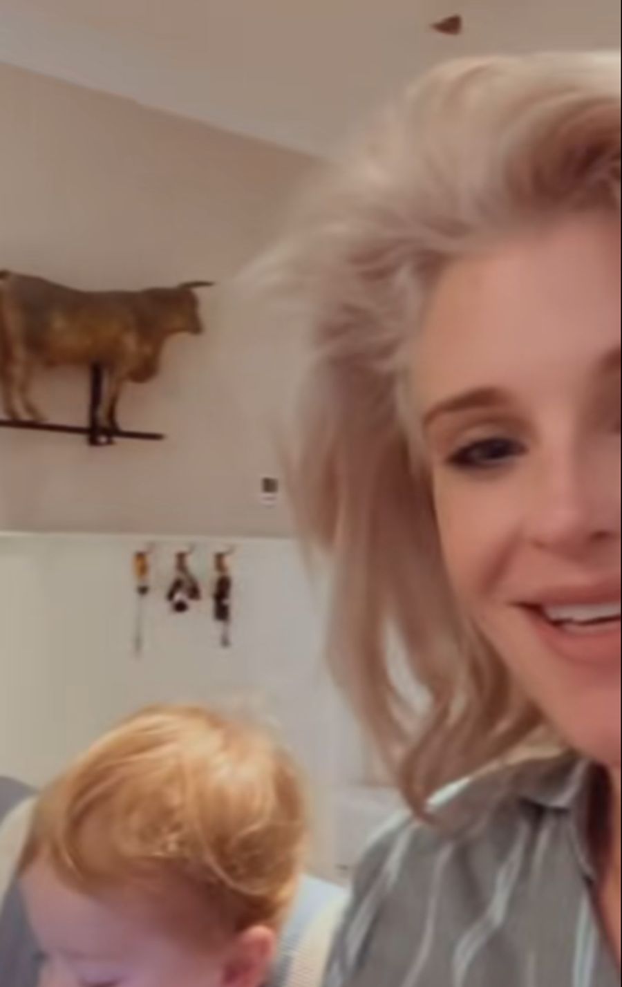 Kelly und ihr Sohn sitzen mit Ozzy am Küchentisch.