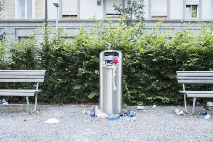 Sind zu wenig Abfalleimer vorhanden, kann es zu Littering kommen. (Archivbild) Abfalleimer Hundekotbeutel Balkon Gestank