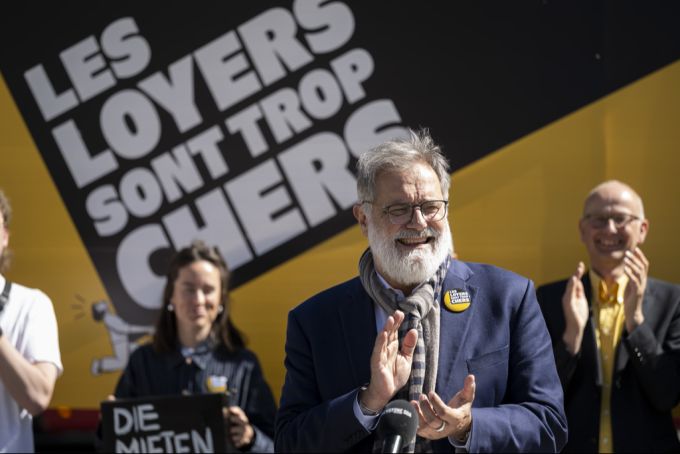 Der Genfer SP-Ständerat und MVS-Präsident Carlo Sommaruga klatscht nach der Lancierung der Mietpreis-Initiative auf dem Bundesplatz, am 16. Mai 2025 in Bern. Carlo Sommaruga Mietpreis-Initiative