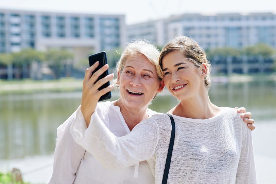Mutter und Tochter machen Selfie