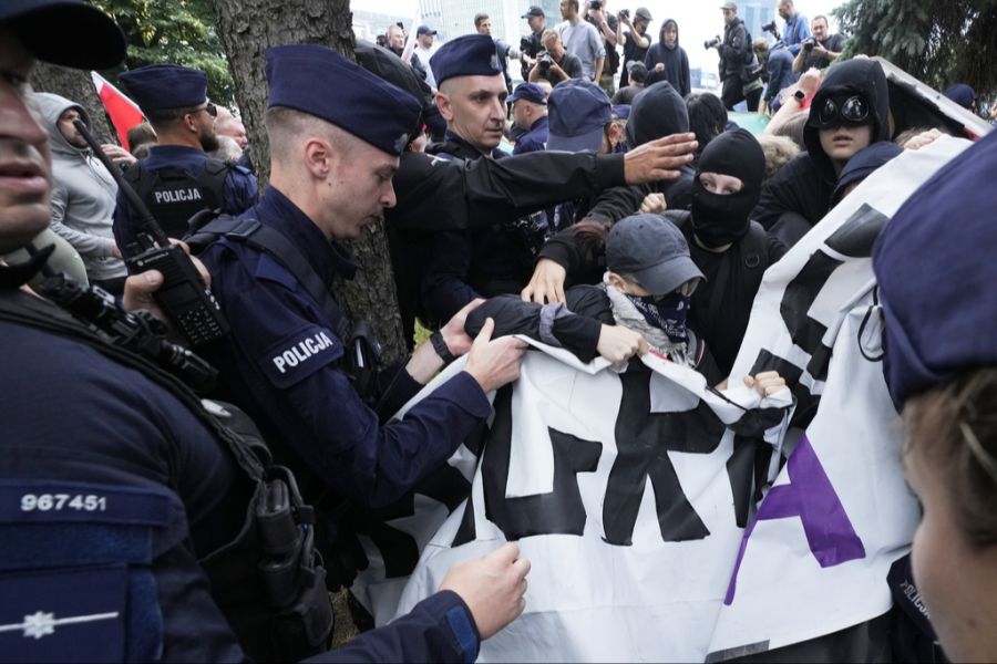 Die Polizei musste bei den Zwischenfällen zwischen den Gruppierungen eingreifen.