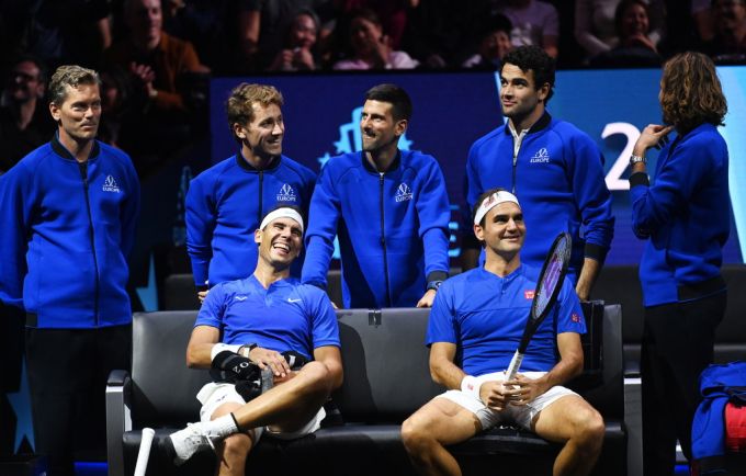 Novak Djokovic lacht zusammen mit Rafael Nadal und Roger Federer am Laver Cup 2022. Novak Djokovic