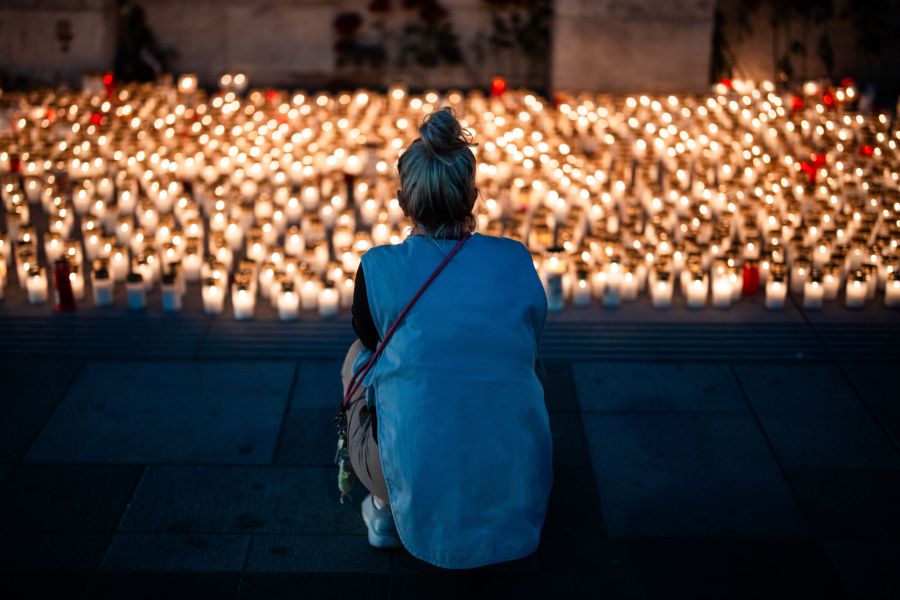 Menschen trauern nach dem Amoklauf in Graz.