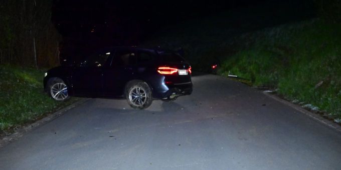 Fahrunfähiger Autofahrer verunfallt in Ebnat-Kappel. Selbstunfall