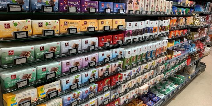 Die Kundin hat in der Migros Mühe, nachhaltige Schokolade einzukaufen. Migros