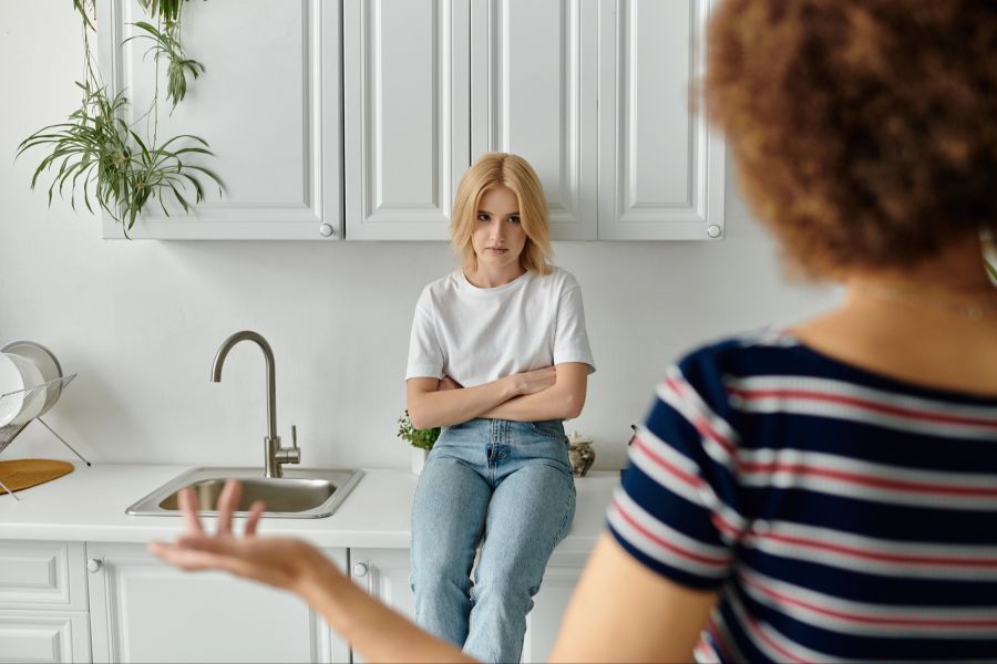 Paar diskutiert in Küche, genervte Frau