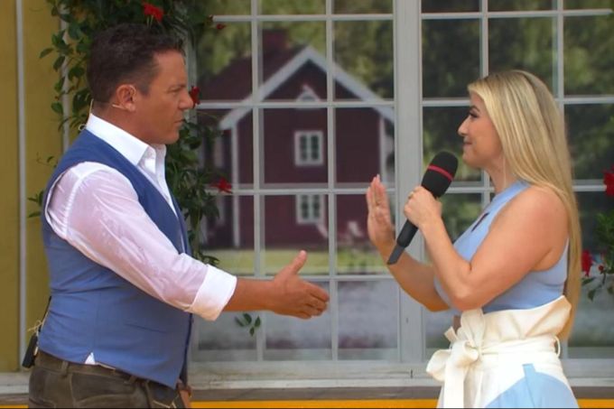 Stefan Mross will sich in Beatrice Eglis TV-Show einladen, doch die Sängerin hält sich zurück. Beatrice Egli