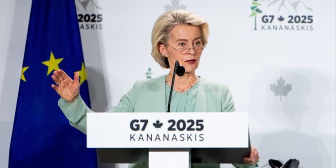 Um Russland an den Verhandlungstisch zu bringen und den Ukraine-Krieg zu beenden, müsse man den Druck erhöhen, sagte von der Leyen in Kanada. G7 Leaders' Summit