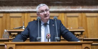Wegen Telefonanruf - SVP-Politiker Glarner überfährt Thermomix Wegen Telefonanruf - SVP-Politiker Glarner überfährt Thermomix