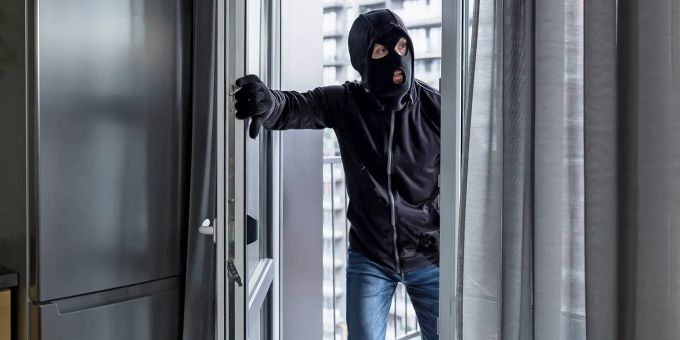 Herbstzeit – Einbruchszeit - Wohnungstüre immer abschliessen! Herbstzeit – Einbruchszeit - Wohnungstüre immer abschliessen!