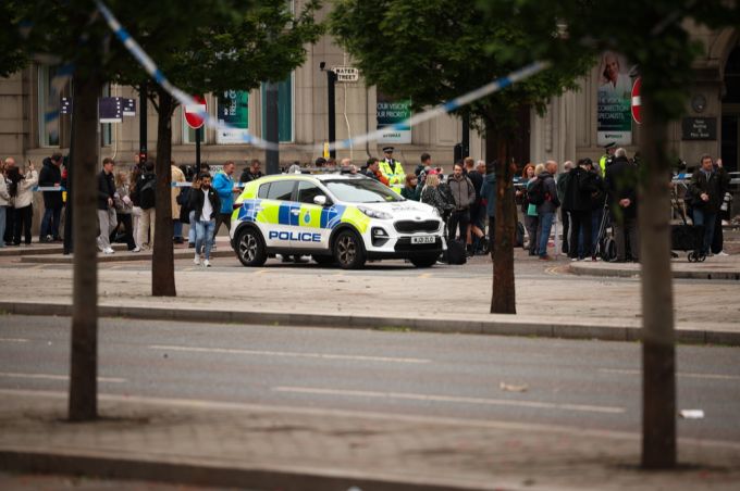 Bei der Meisterparty in Liverpool werden 27 Menschen ins Spital gebracht, nachdem ein Auto in eine Menschenmenge gefahren ist. Liverpool