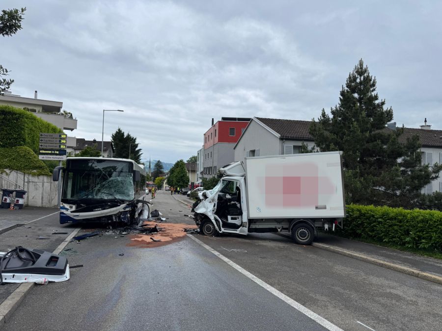 Bei der Kollision wurden mehrere Menschen verletzt.