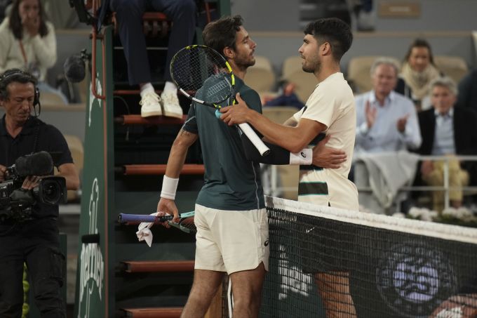 Carlos Alcaraz (re.) tröstet Lorenzo Musetti nach dem Halbfinal der French Open. French Open Alcaraz Musetti