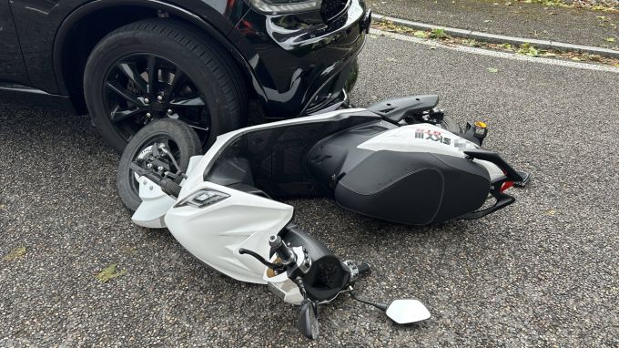 Eine junge Rollermitfahrerin wurde bei der Kollision verletzt. Mitfahrerin verletzt