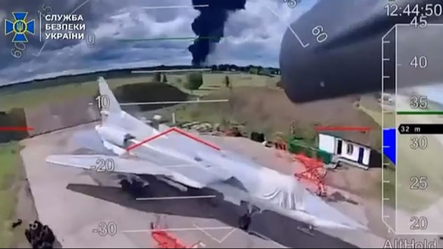 Die Nahaufnahmen verschiedener Drohnen zeigen den Moment des Aufpralls, als sie auf ihre Ziele prallten