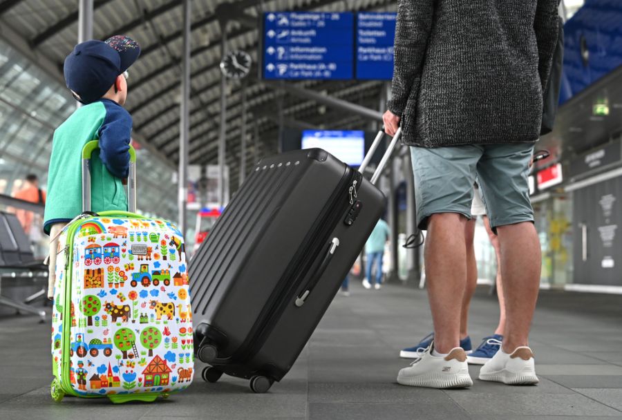 Dass die Sommerferien an einem Mittwoch beginnen, erschwert die Ferienplanung für die Eltern. (Symbolbild)