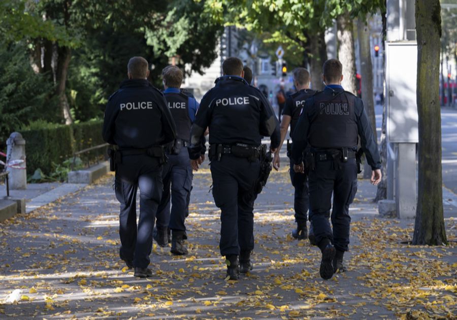 Mann pinkelt gegen Gerichtsgebäude