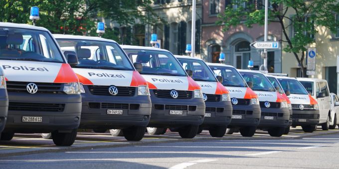 Polizeifahrzeuge am 1. Mai 2025 in Zürich. 1. Mai Zürich