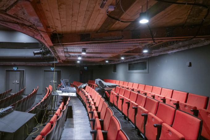 Rund drei Tonnen an losen Deckenteilen mussten entfernt werden. (Archivbild) Theater Luzern erster Rang