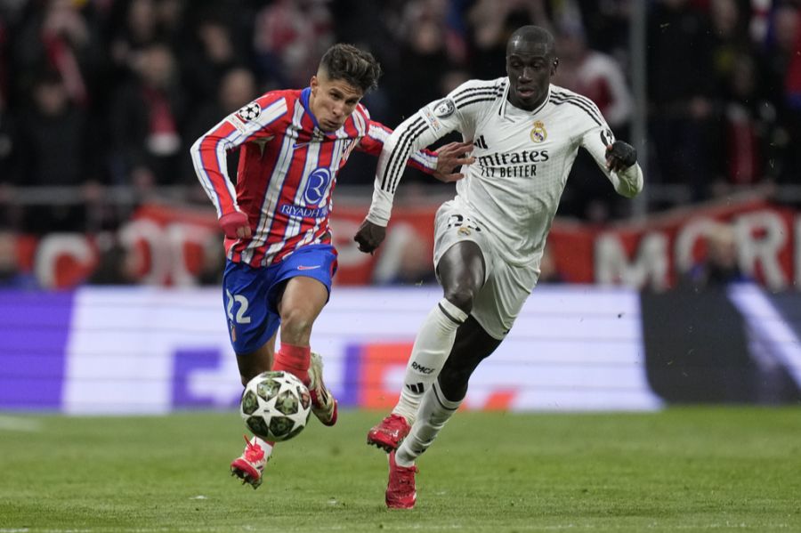 ... und Aussenverteidiger Ferland Mendy (r).